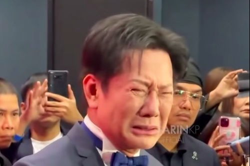 Ông Nawat khóc nức nở