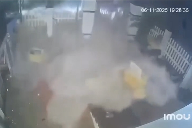 Clip sóng biển tràn dữ dội vào nhà dân do ảnh hưởng bão số 13