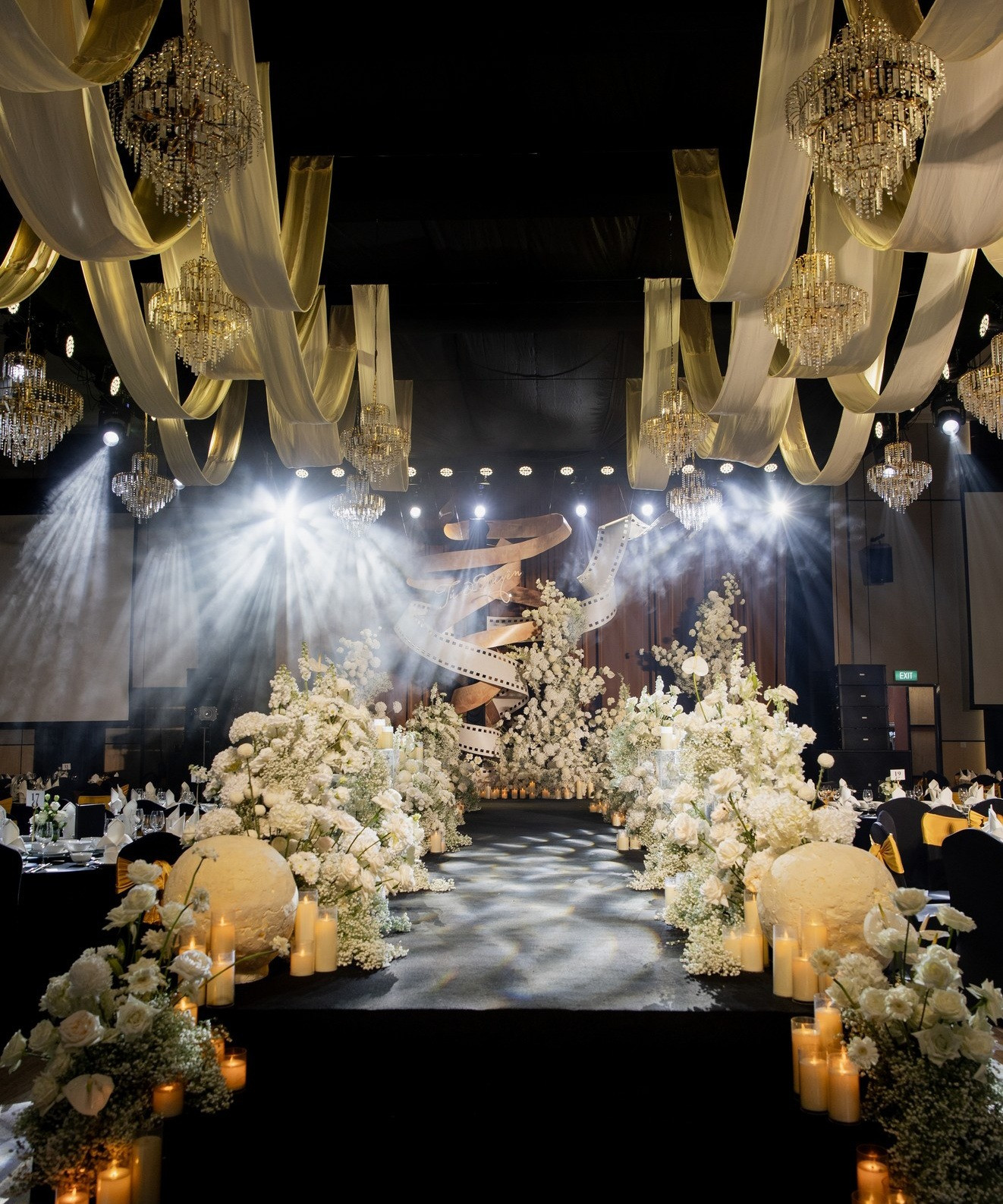 Đám cưới Đình Tú Ngọc Huyền Cô dâu xúc động rơi nước mắt chú rể lập tức dỗ dành