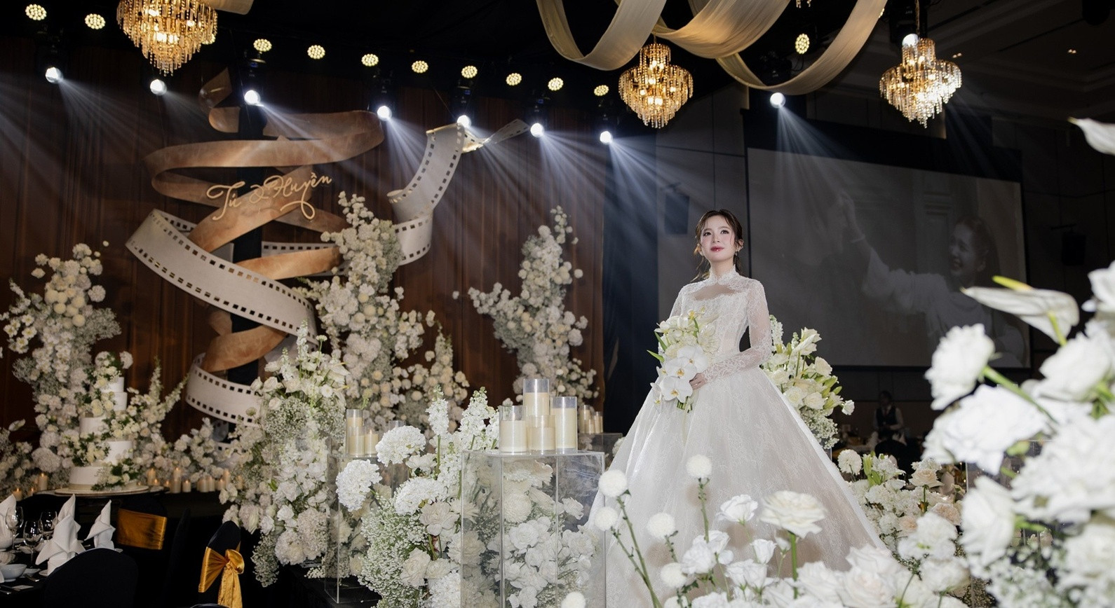 Đám cưới Đình Tú Ngọc Huyền Cô dâu xúc động rơi nước mắt chú rể lập tức dỗ dành