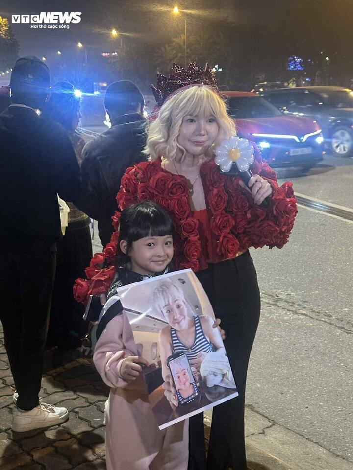 Nhiều người hâm mộ đến sân bay rất sớm để đón thần tượng.