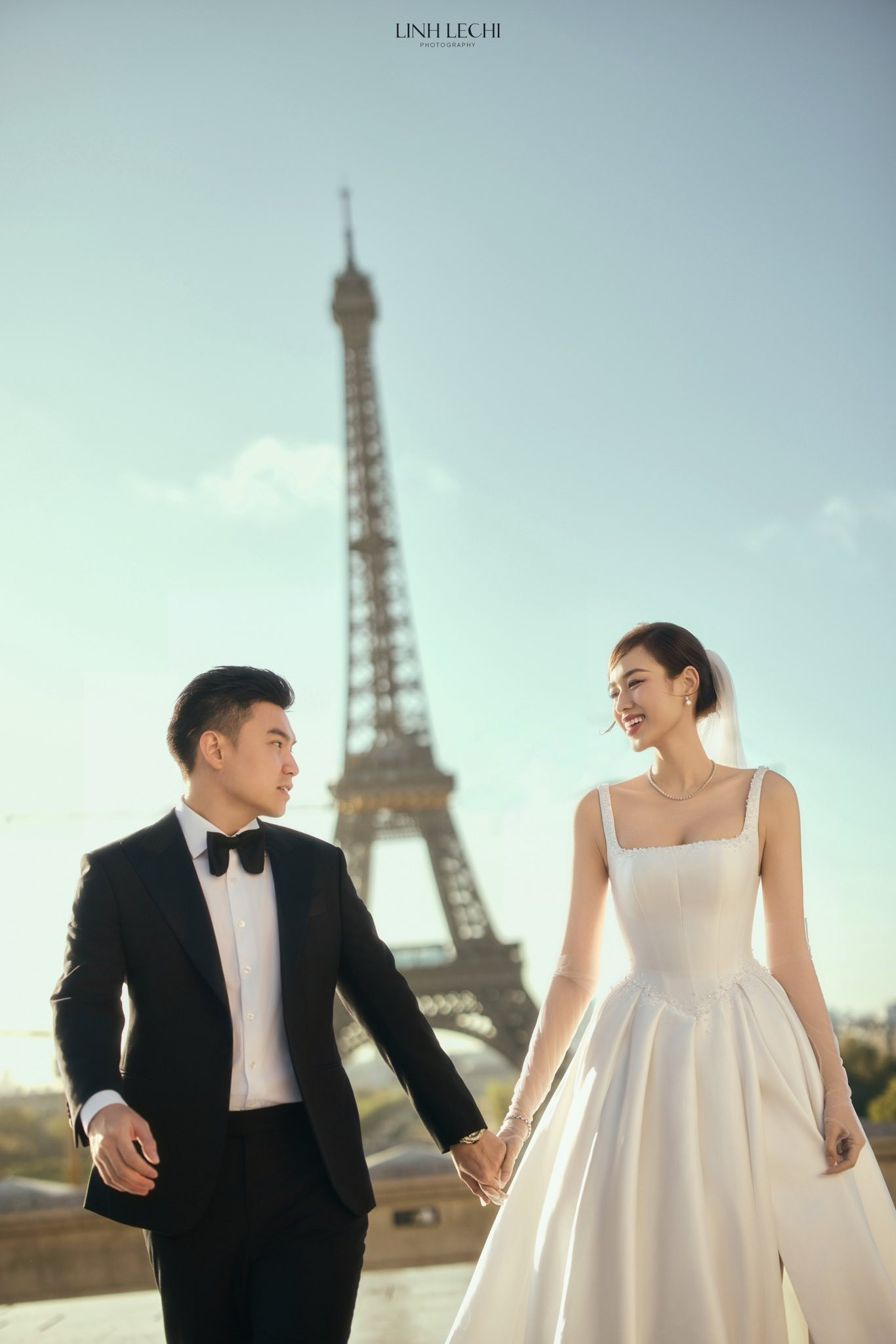 Hoa hậu Đỗ Thị Hà và ông xã xuất hiện sau đám cưới thái độ thu hút sự chú ý