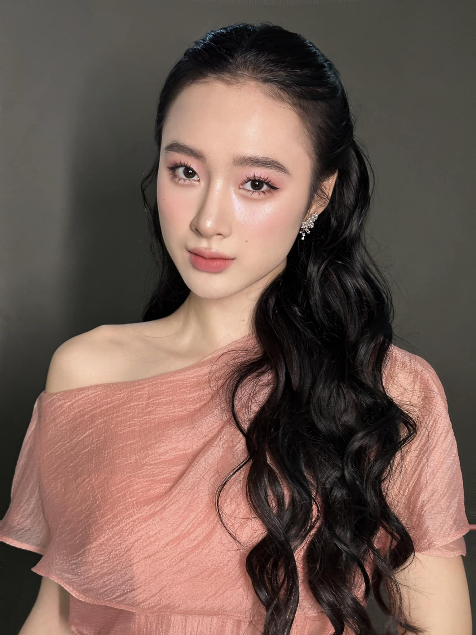 Không thể nhận ra 'bà mẹ nhí' Angela Phương Trinh xinh đẹp ngày nào - Ảnh 3.