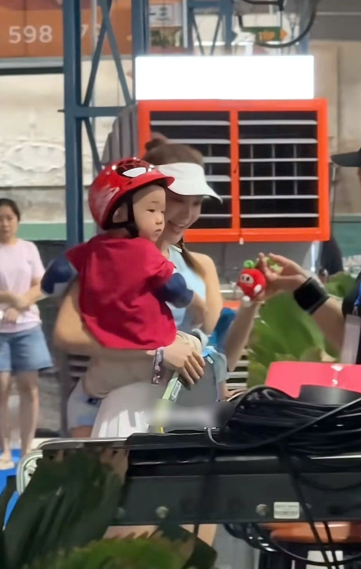 Quý tử nhà Minh Hằng theo mẹ đi đánh pickleball sống sang chảnh từ nhỏ