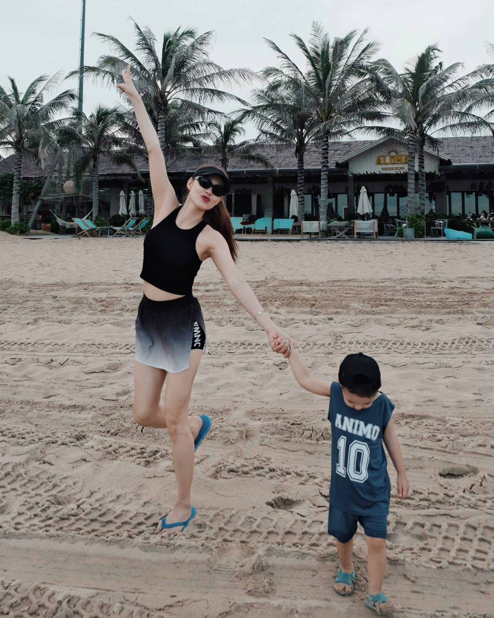 Quý tử nhà Minh Hằng theo mẹ đi đánh pickleball sống sang chảnh từ nhỏ