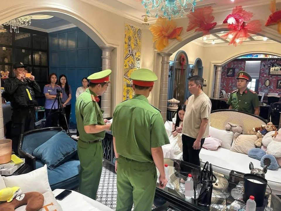 Sự thật hình ảnh Đoàn Di Băng ngất xỉu phải thở ô xi sau khi ông xã Nguyễn Quốc Vũ bị bắt