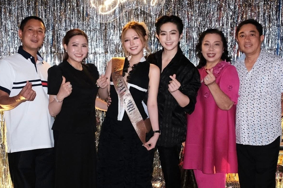 Thái độ 'lạ' của bố mẹ Gil Lê khi ở cạnh Xoài Non sau nghi vấn bị gia đình người yêu 'hắt hủi'