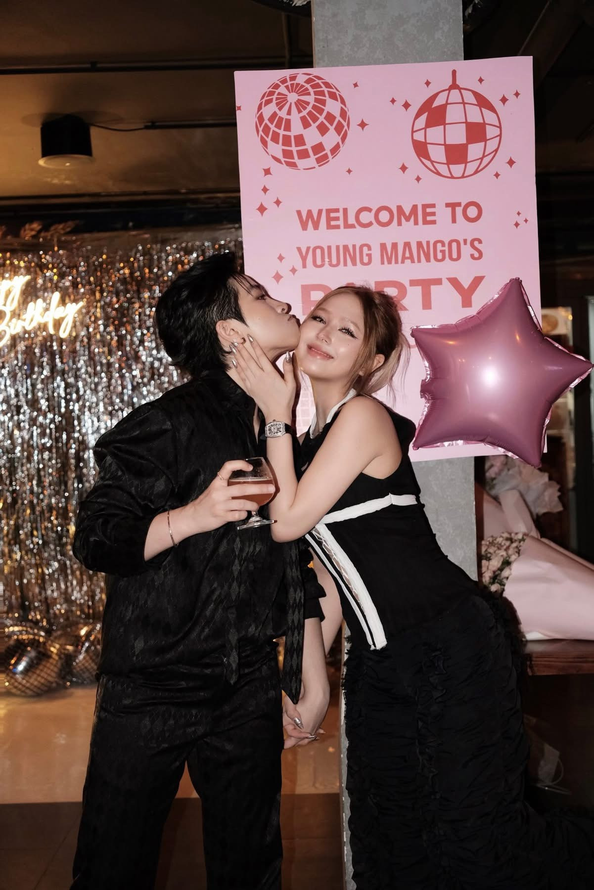 Xôn xao thái độ bố mẹ Gil Lê khi ở cạnh Xoài Non sau nghi vấn bị gia đình người yêu hắt hủi