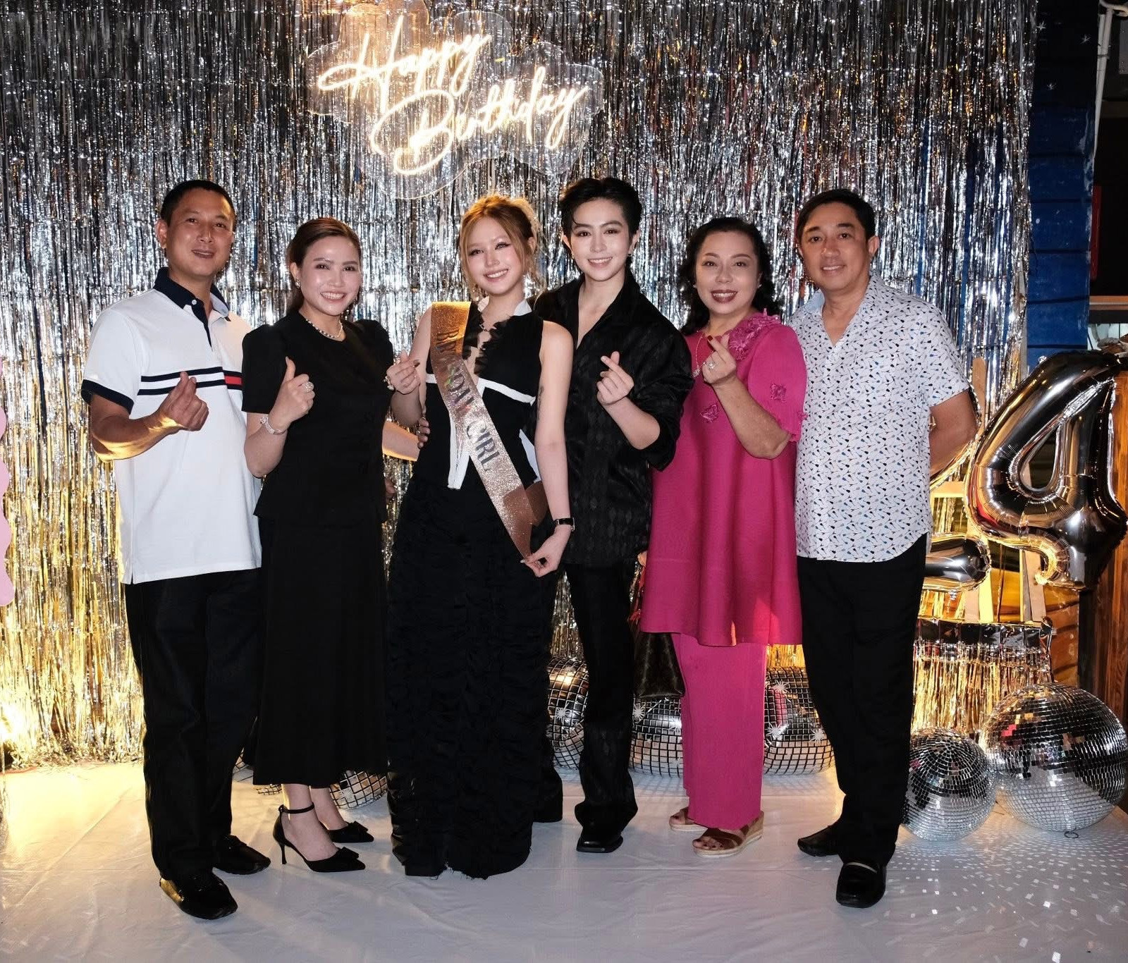 Xôn xao thái độ bố mẹ Gil Lê khi ở cạnh Xoài Non sau nghi vấn bị gia đình người yêu hắt hủi