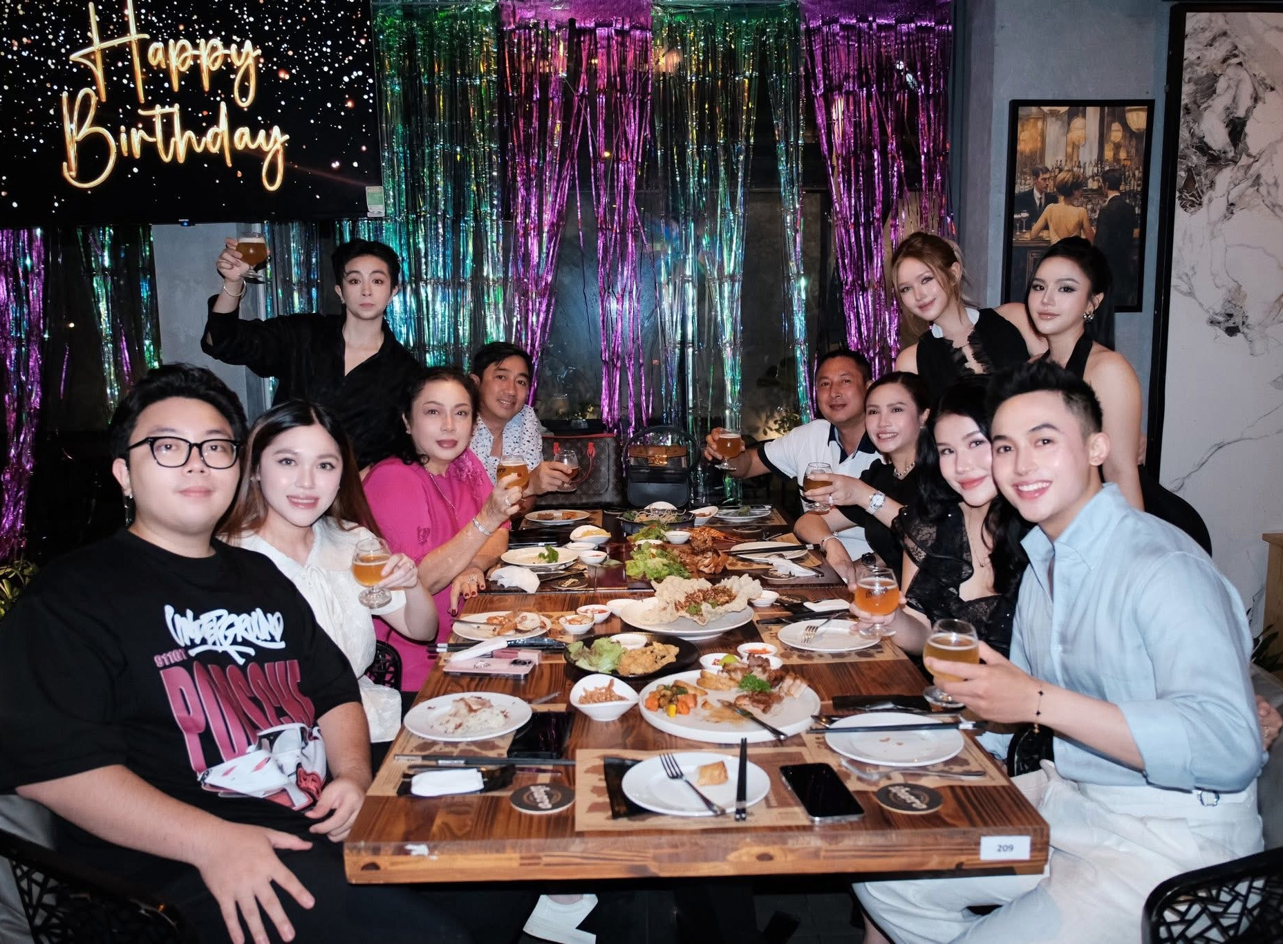 Xôn xao thái độ bố mẹ Gil Lê khi ở cạnh Xoài Non sau nghi vấn bị gia đình người yêu hắt hủi