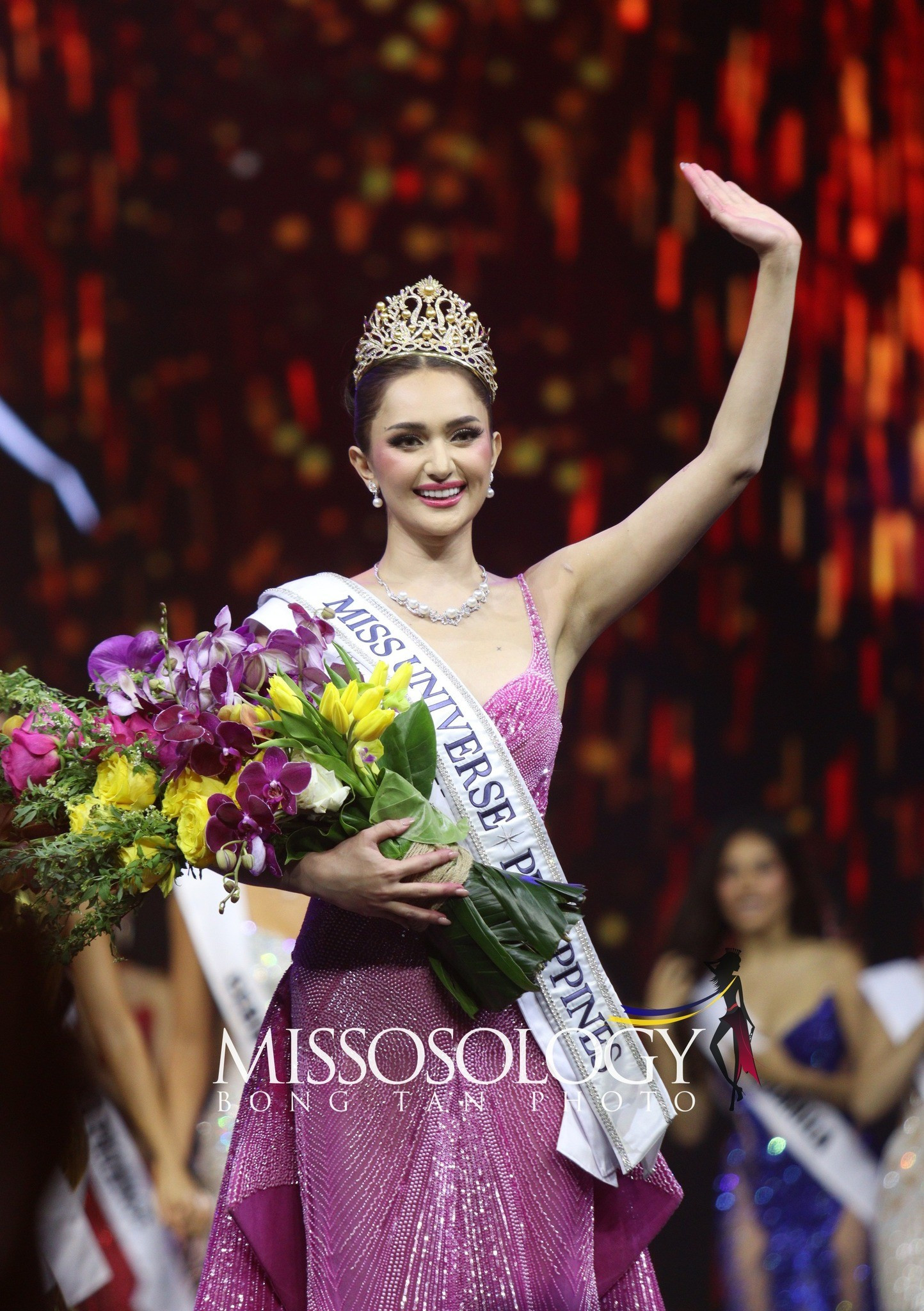 1 thí sinh Miss Universe nhìn như song sinh với Hương Giang khung hình chung gây lú