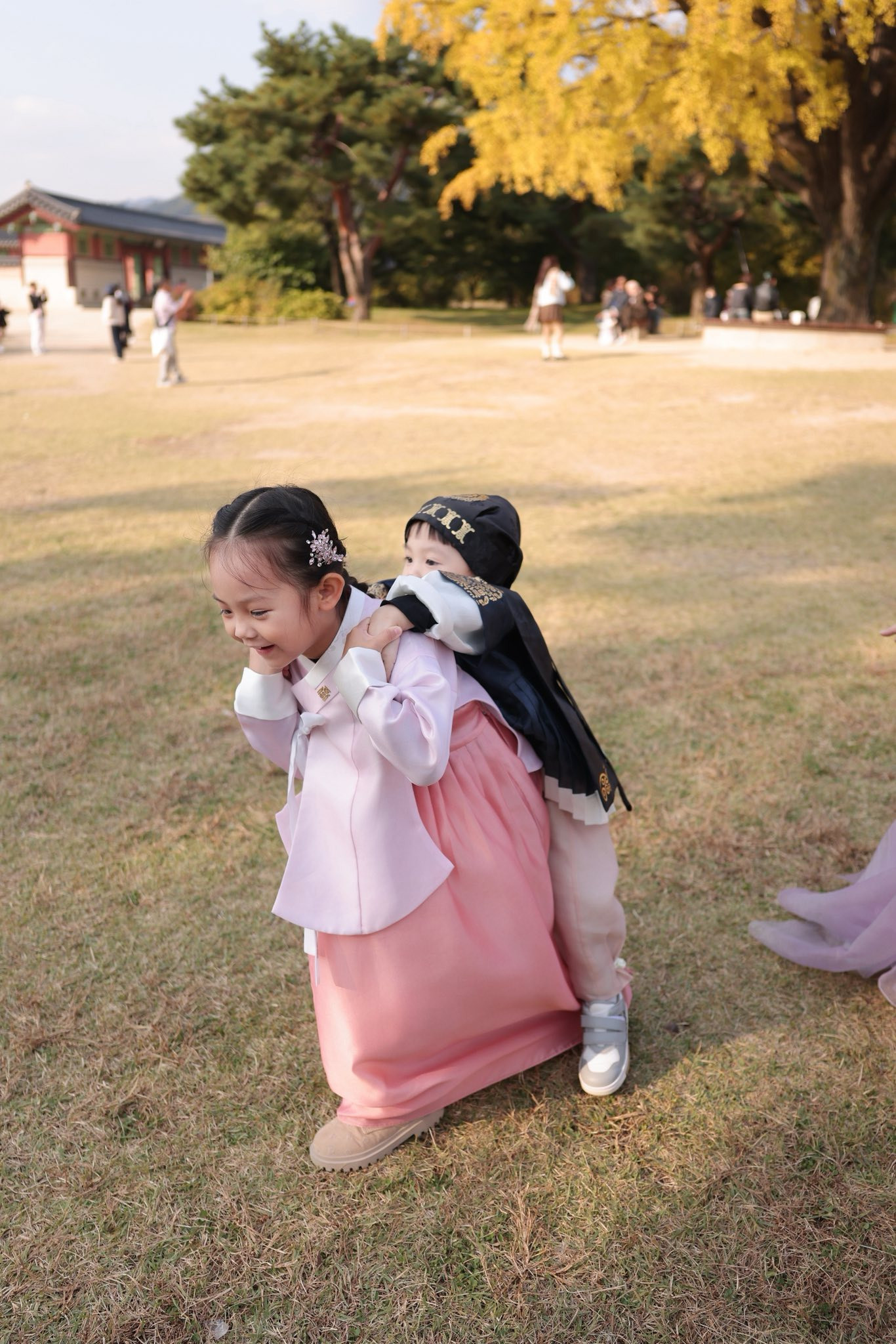 Bộ ảnh du lịch Hàn Quốc của 2 nhóc tì nhà Đàm Thu Trang  Cường Đô La gây sốt