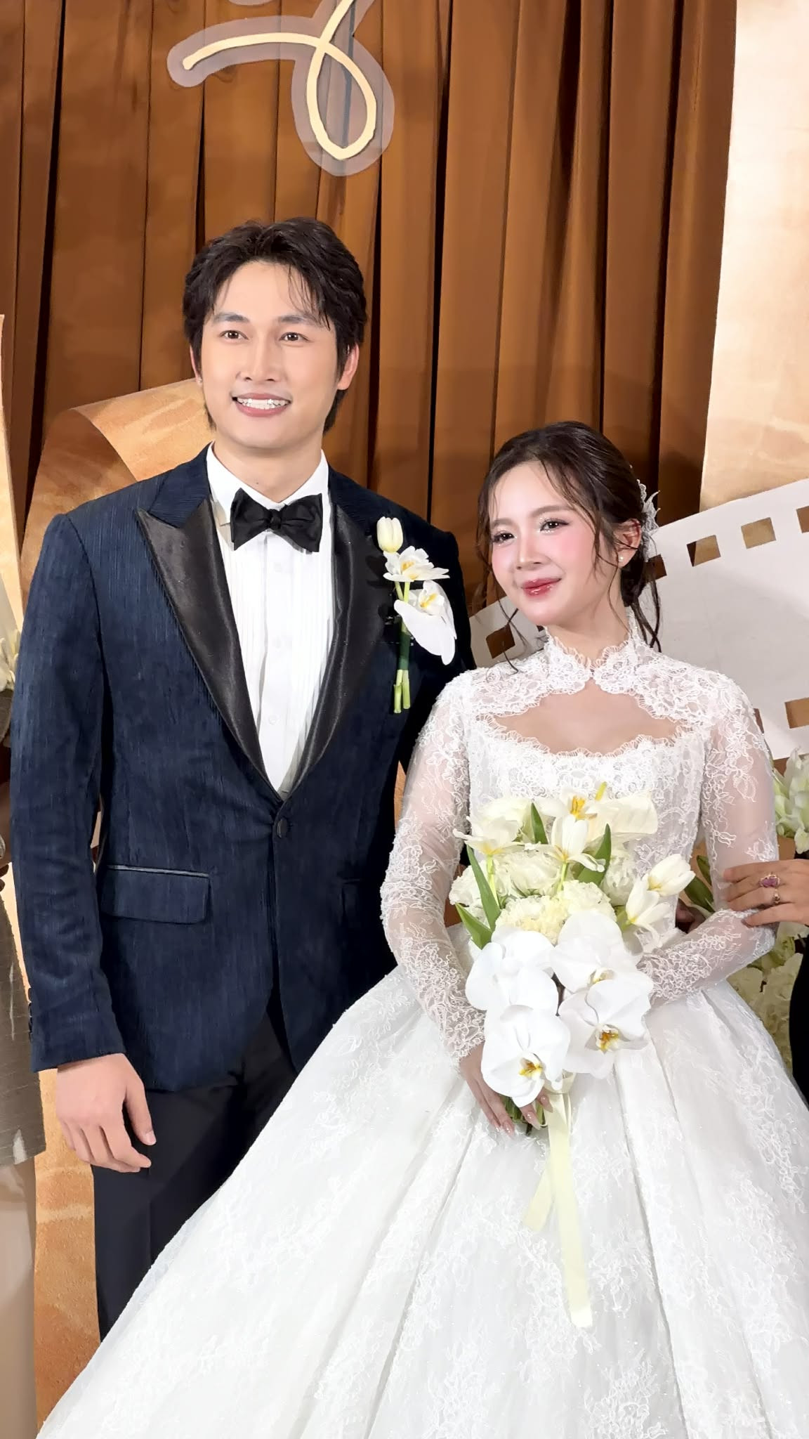 Bố Bình 'Cha tôi người ở lại' hát trong đám cưới của 'con gái' Ngọc Huyền - Ảnh 8.