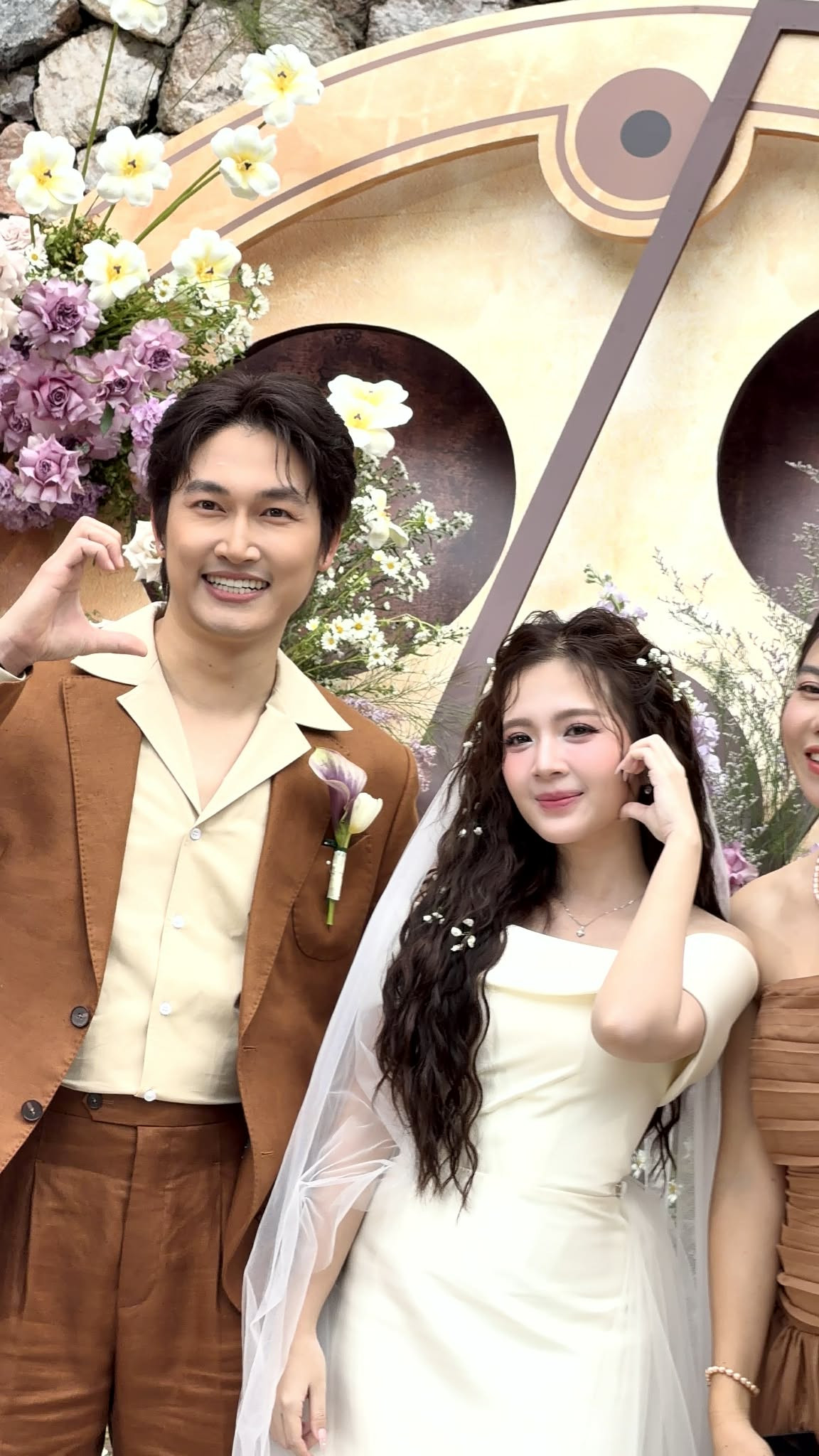 Bố Bình 'Cha tôi người ở lại' hát trong đám cưới của 'con gái' Ngọc Huyền - Ảnh 10.