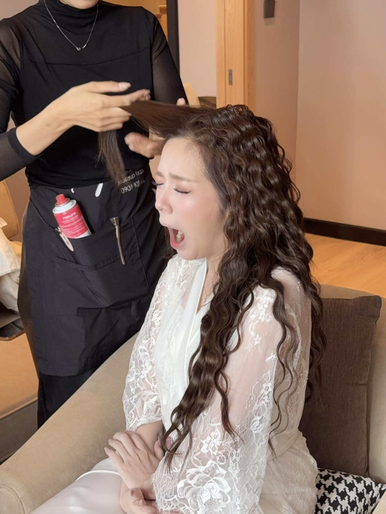 Bố Bình 'Cha tôi người ở lại' hát trong đám cưới của 'con gái' Ngọc Huyền - Ảnh 4.