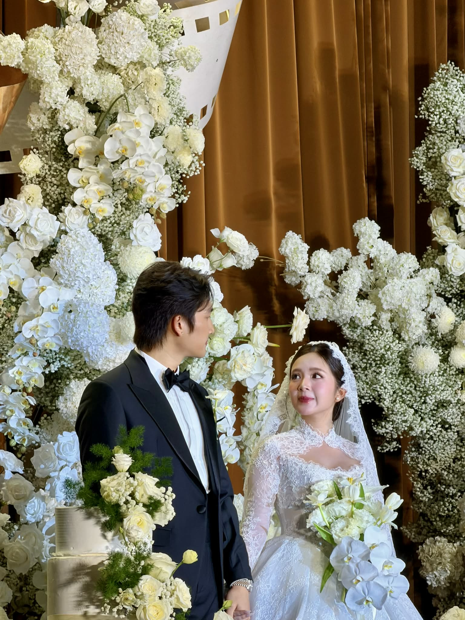 Bố Bình 'Cha tôi người ở lại' hát trong đám cưới của 'con gái' Ngọc Huyền - Ảnh 7.