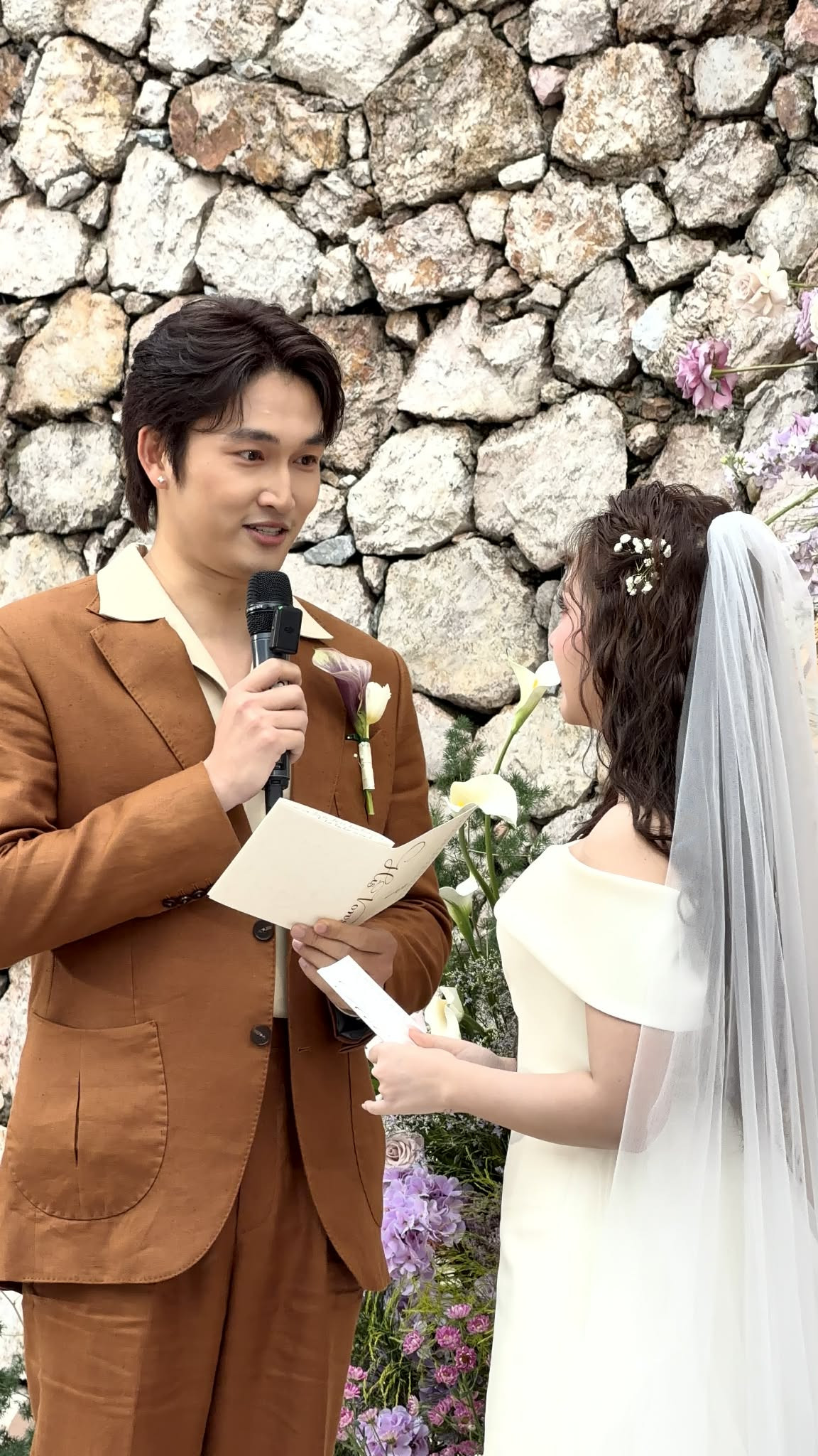 Bố Bình 'Cha tôi người ở lại' hát trong đám cưới của 'con gái' Ngọc Huyền - Ảnh 9.