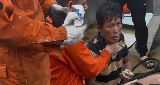 Sau hai ngày mất tích giữa biển, 1 trong 3 người ở Lý Sơn được cứu sống kỳ diệu