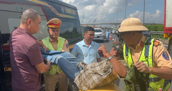 Tài xế có dấu hiệu đột quỵ khi chở khách trên cao tốc, nhiều người hoảng hốt