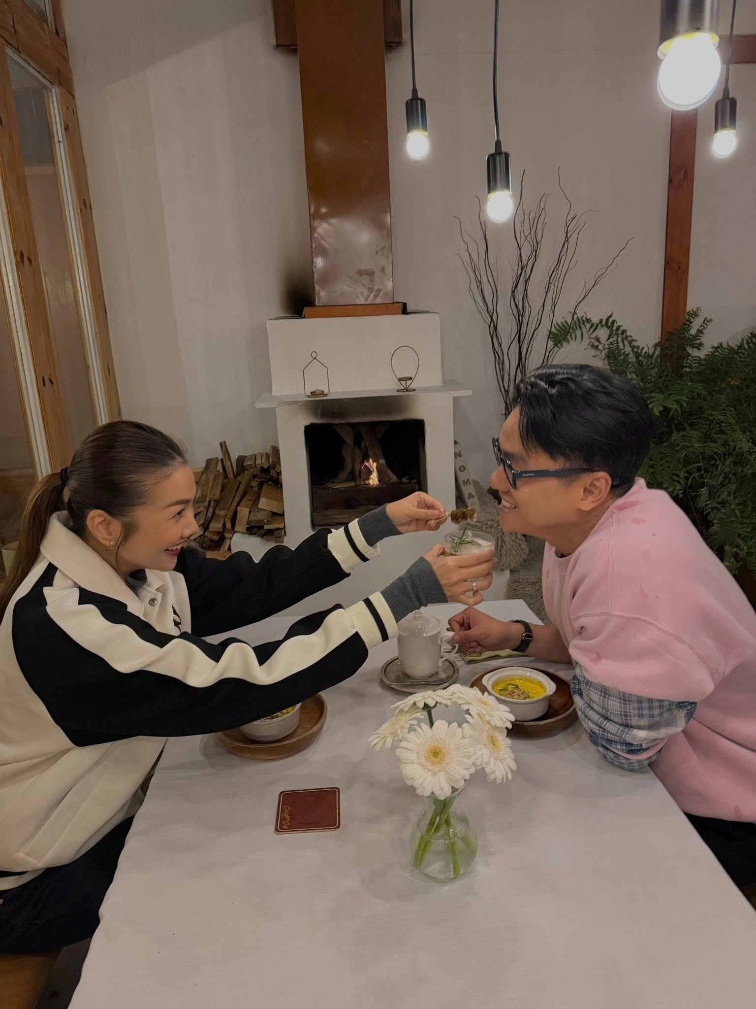 Thanh Hằng khoe ảnh tình tứ bên chồng mặn nồng như ngày mới yêu