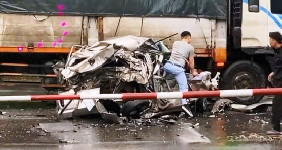 Vụ xe con bị 'vò nát' ở Ninh Bình: Các yếu tố giúp tài xế thoát nạn kỳ diệu