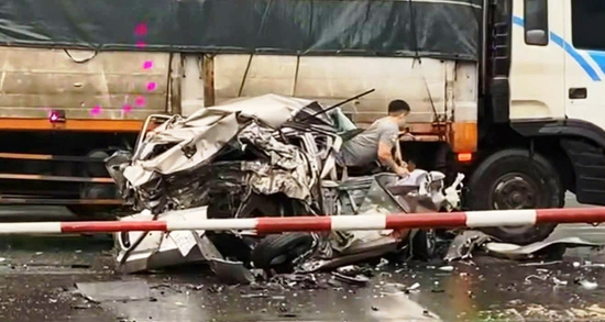 Xe con bị 'vò nát' sau va chạm liên hoàn, bất ngờ cảnh tài xế sống sót bước ra