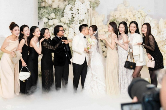 Dàn Hoa, Á hậu đổ bộ đám cưới hào môn Đỗ Thị Hà và Viết Vương