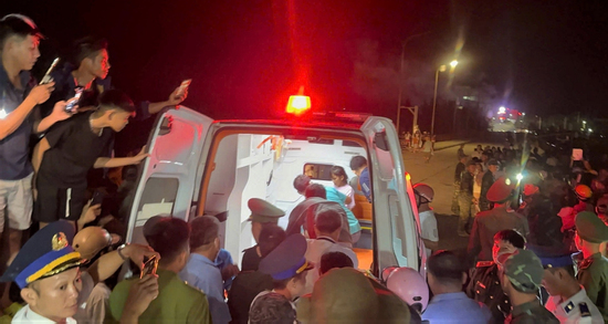 Đảo Lý Sơn vỡ òa đón 3 cư dân sống sót sau 2 ngày trôi dạt giữa biển