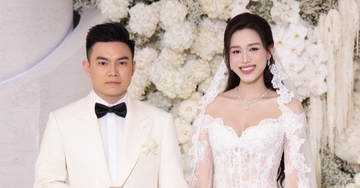 Hoa hậu Đỗ Thị Hà 'dát kim cương' bên chú rể, đám cưới như biển hoa trắng