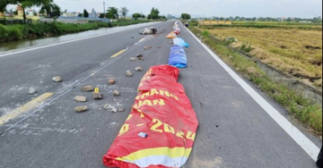 Khởi tố một phụ nữ ở Ninh Bình chặn đường phơi thóc khiến người đi xe máy tử vong