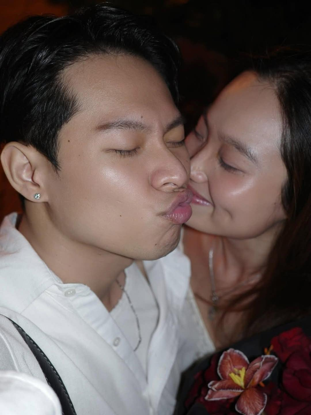 Một Anh Trai Say Hi kỉ niệm 10 năm với bạn gái chuyện tình từ khi khó khăn đến thành công rực rỡ