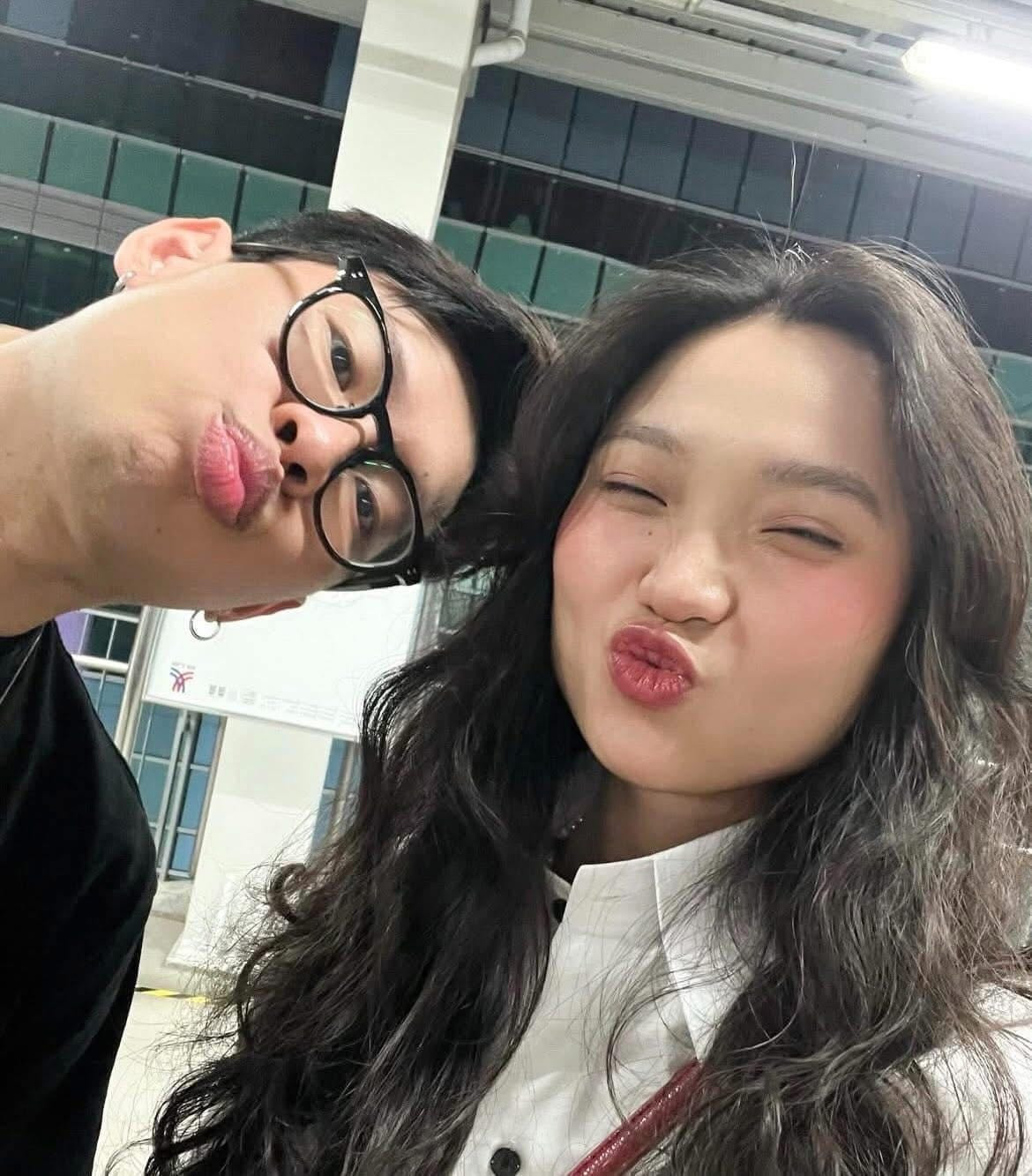 Một Anh Trai Say Hi kỉ niệm 10 năm với bạn gái chuyện tình từ khi khó khăn đến thành công rực rỡ