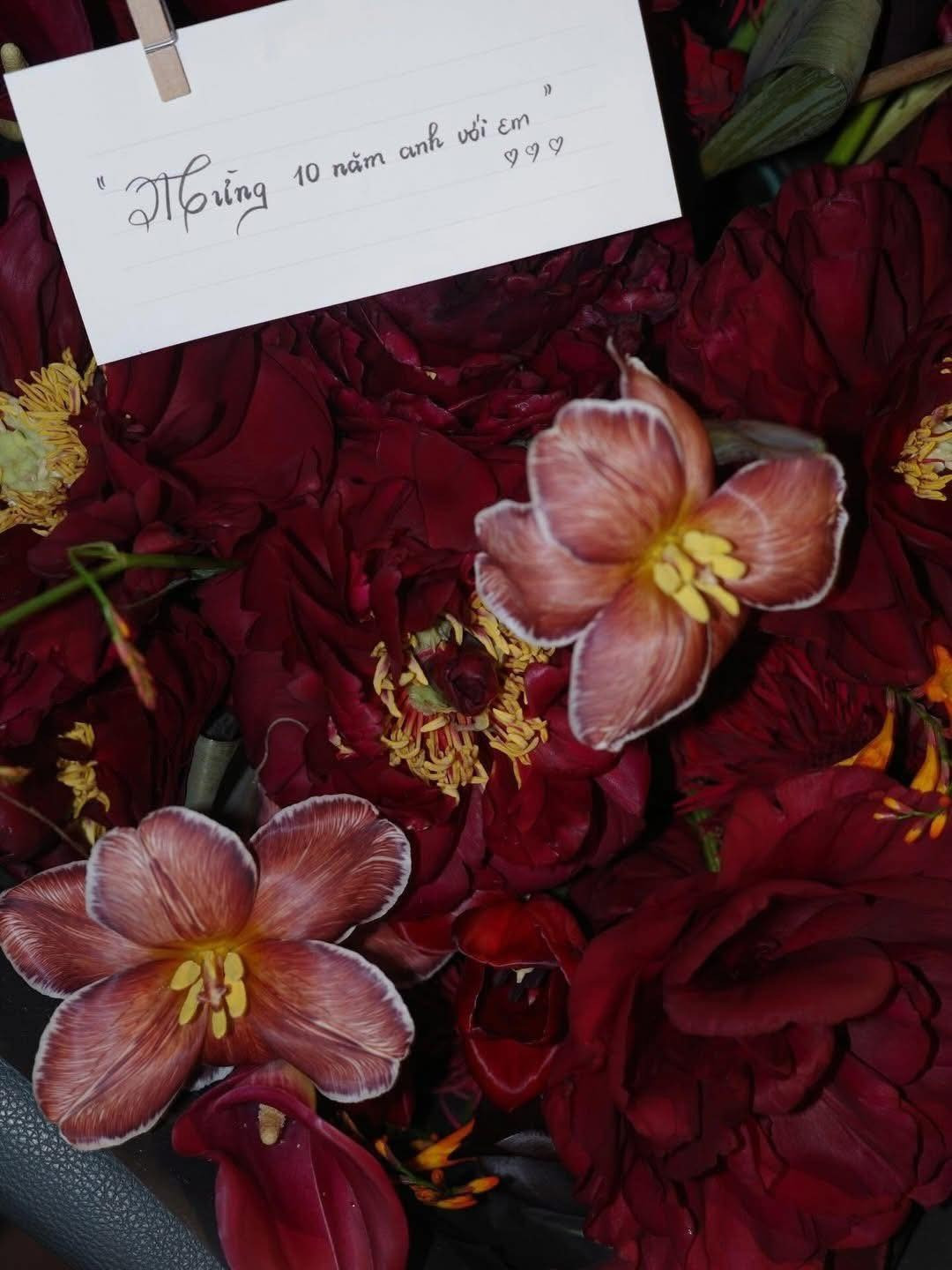 Một Anh Trai Say Hi kỉ niệm 10 năm với bạn gái chuyện tình từ khi khó khăn đến thành công rực rỡ