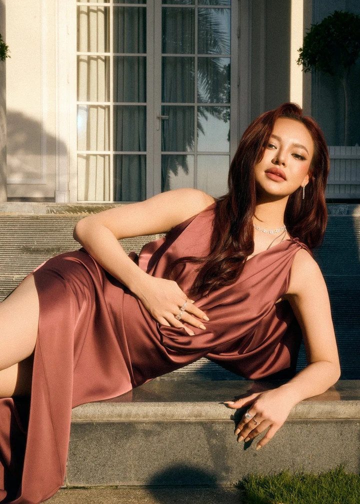 Đến với Miss Charm 2025, Mai Ngô thừa nhận đây không chỉ là sân khấu, mà còn là nơi cô có thể chia sẻ câu chuyện của mình, lan tỏa nét văn hóa đặc sắc của Việt Nam và truyền cảm hứng cho thế giới bằng hình ảnh một người phụ nữ hiện đại, mạnh mẽ nhưng vẫn duyên dáng.