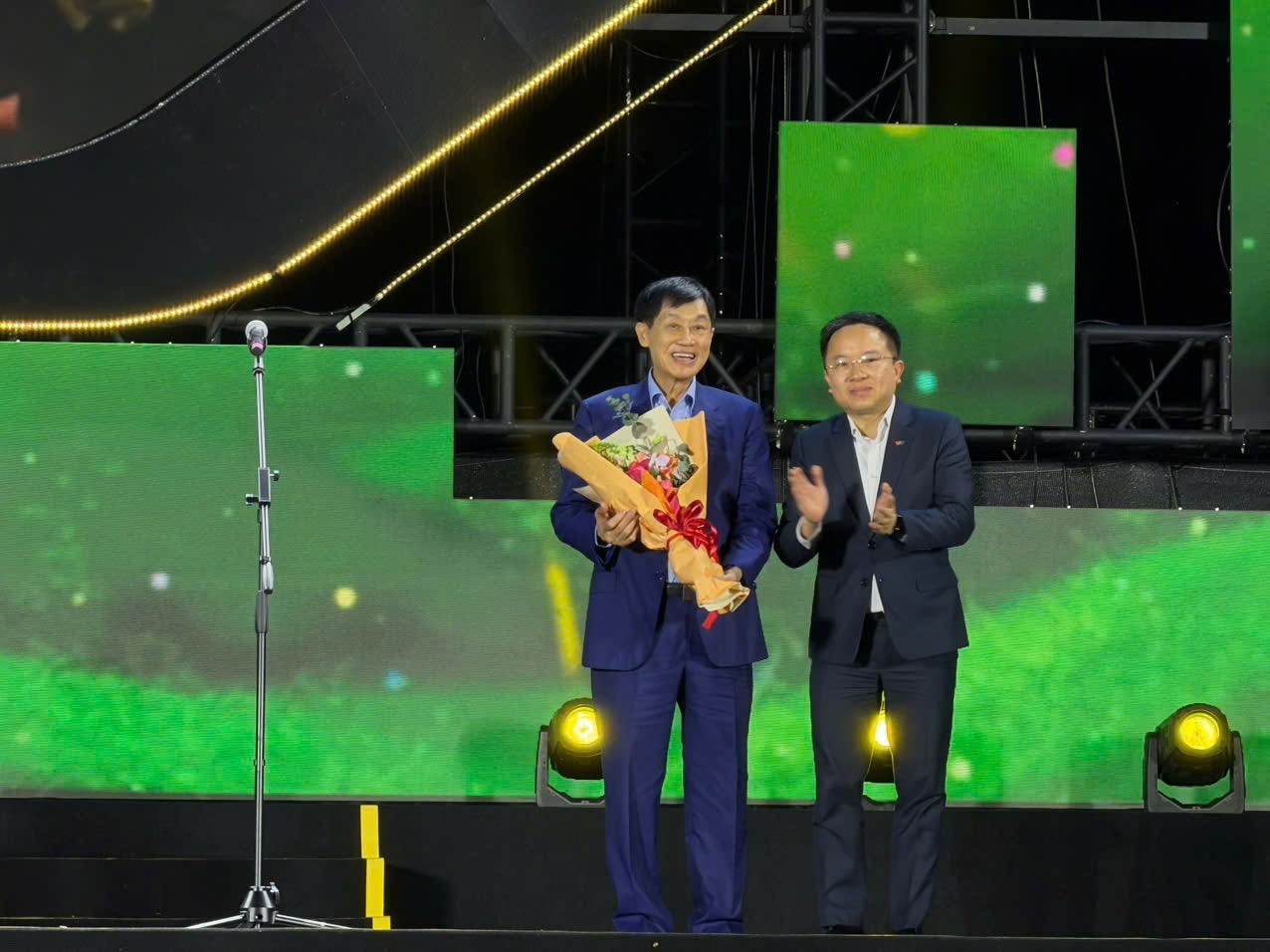 Tỷ phú Johnathan Hạnh Nguyễn chi tiền bằng cả gia tài ủng hộ bà con vùng lũ