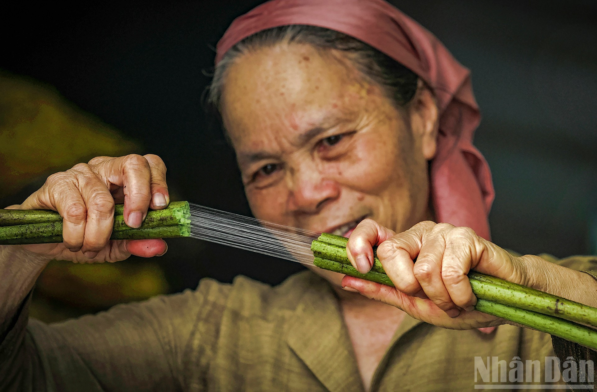 Hai nghệ nhân hàng đầu thiết kế áo dài cho 'công chúa hàng hiệu' là ai?   - Ảnh 10.