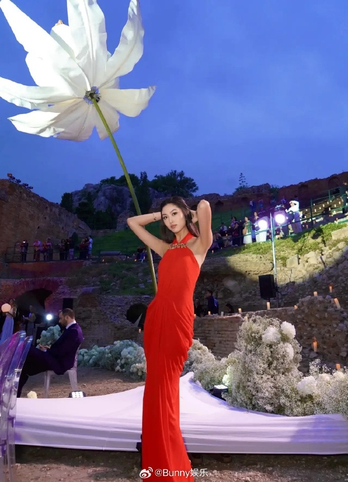 Con gái ông trùm Hong Kong sở hữu chiều cao 1m8 vóc dáng gợi cảm