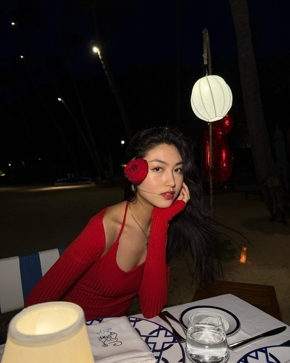 Con gái ông trùm Hong Kong sở hữu chiều cao 1m8 vóc dáng gợi cảm