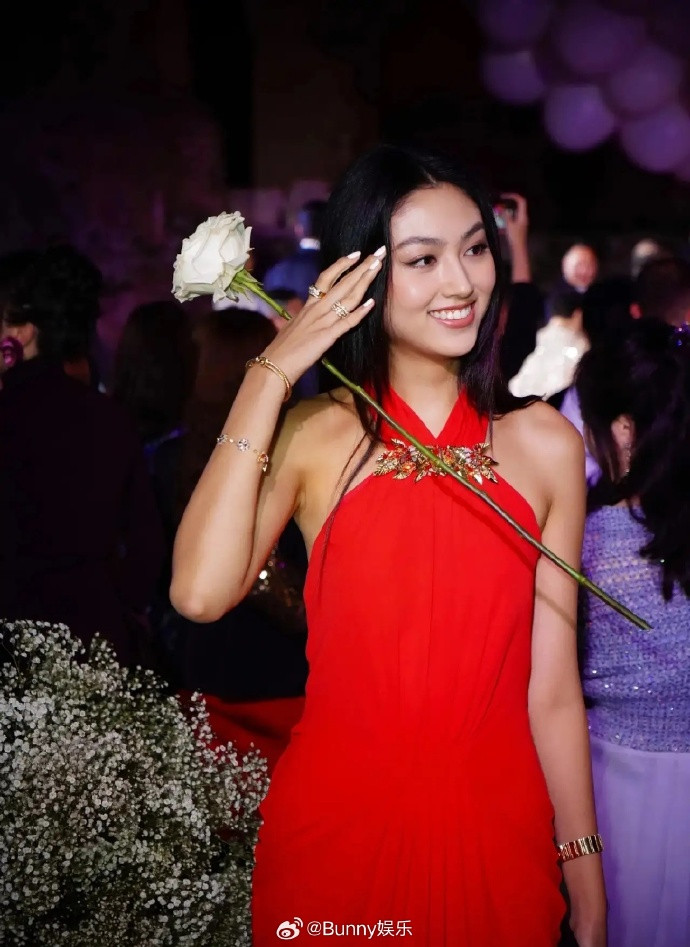 Con gái ông trùm Hong Kong sở hữu chiều cao 1m8 vóc dáng gợi cảm