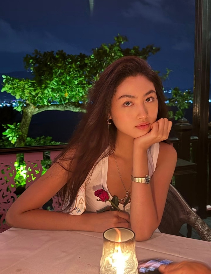 Con gái ông trùm Hong Kong sở hữu chiều cao 1m8 vóc dáng gợi cảm