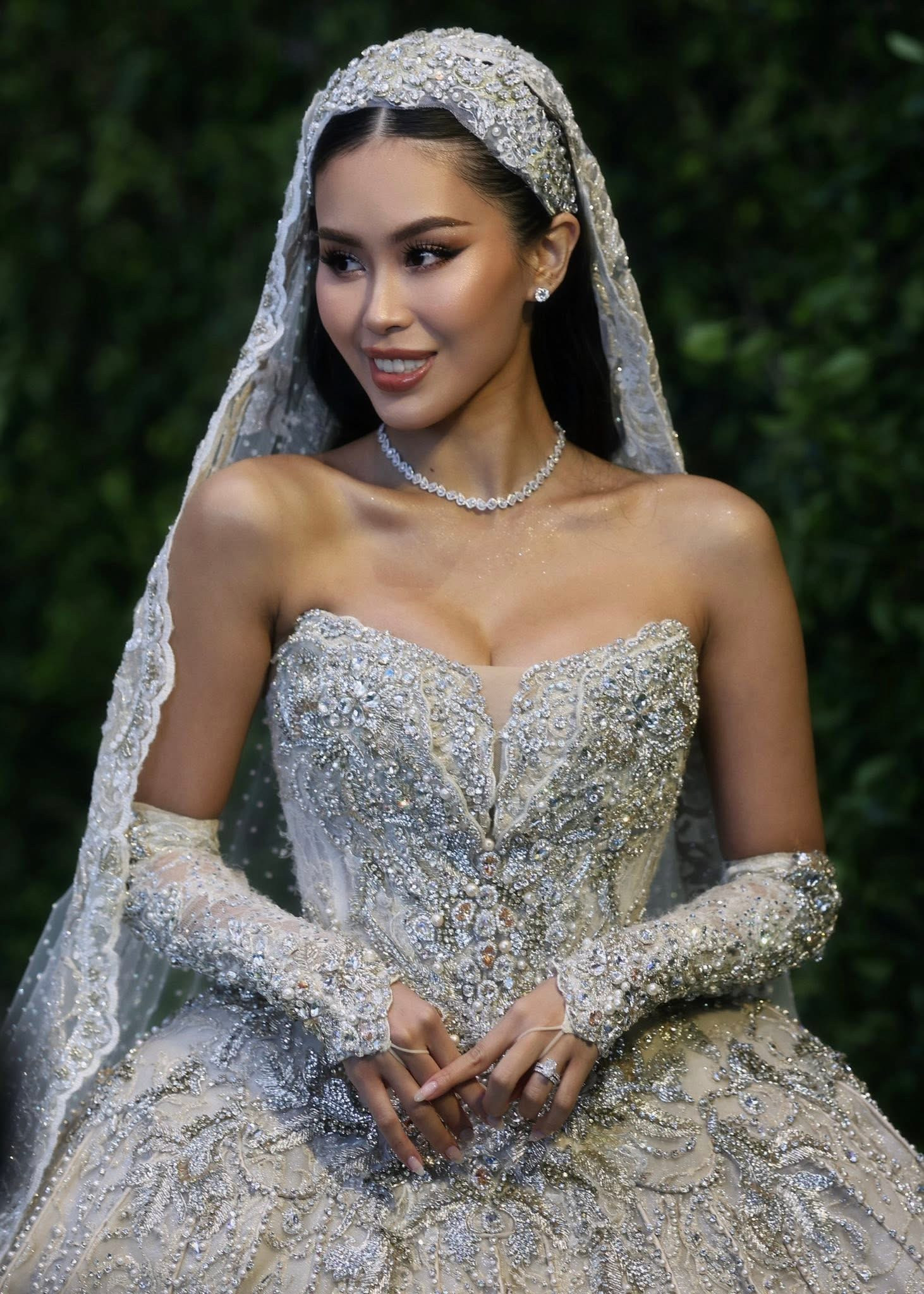 Hai chiếc đầm đắt đỏ nhất trong đám cưới của con gái cựu mỹ nhân màn bạc Thuỷ Tiên - Ảnh 10.