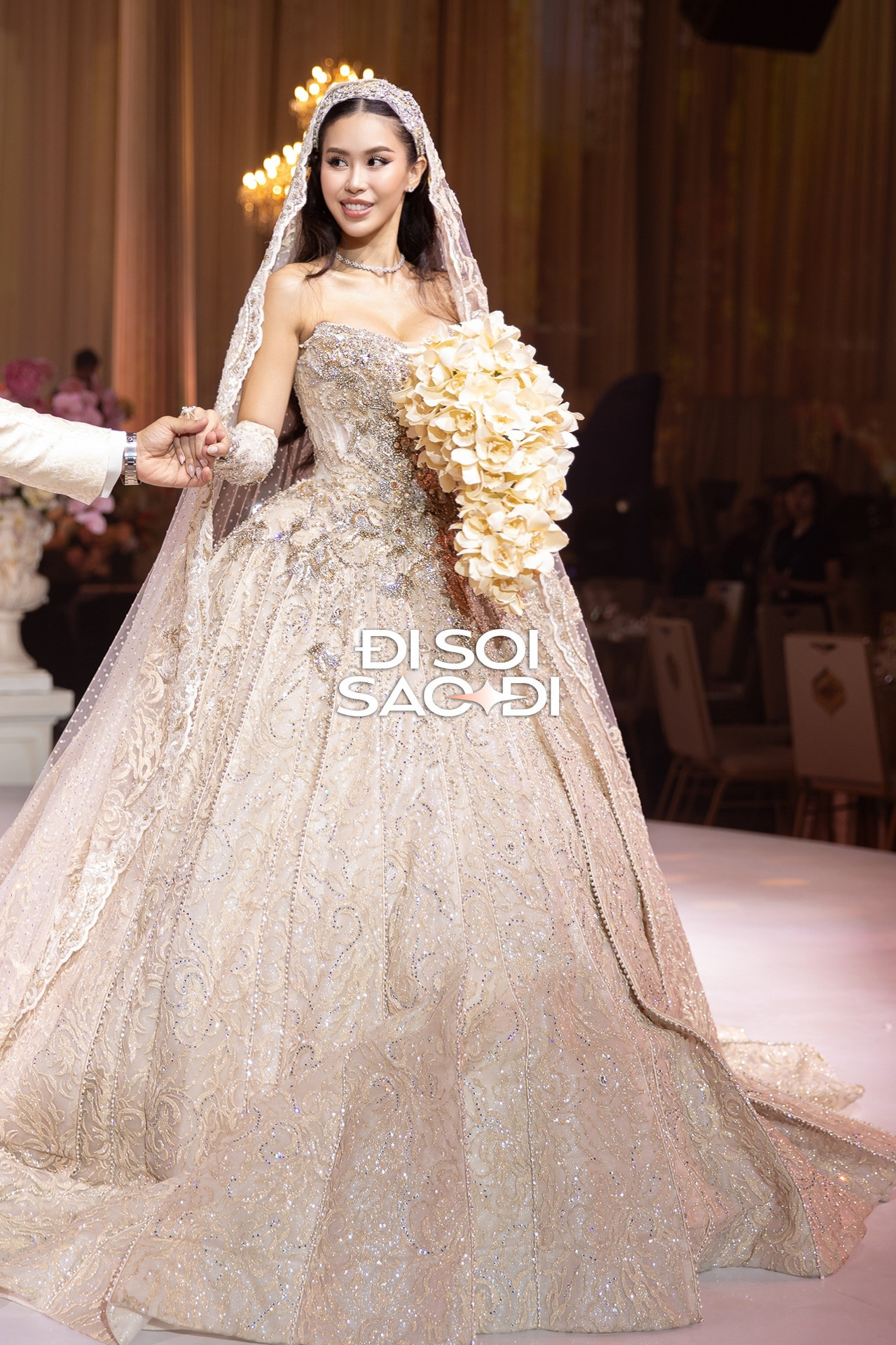 Hai chiếc đầm đắt đỏ nhất trong đám cưới của con gái cựu mỹ nhân màn bạc Thuỷ Tiên - Ảnh 3.