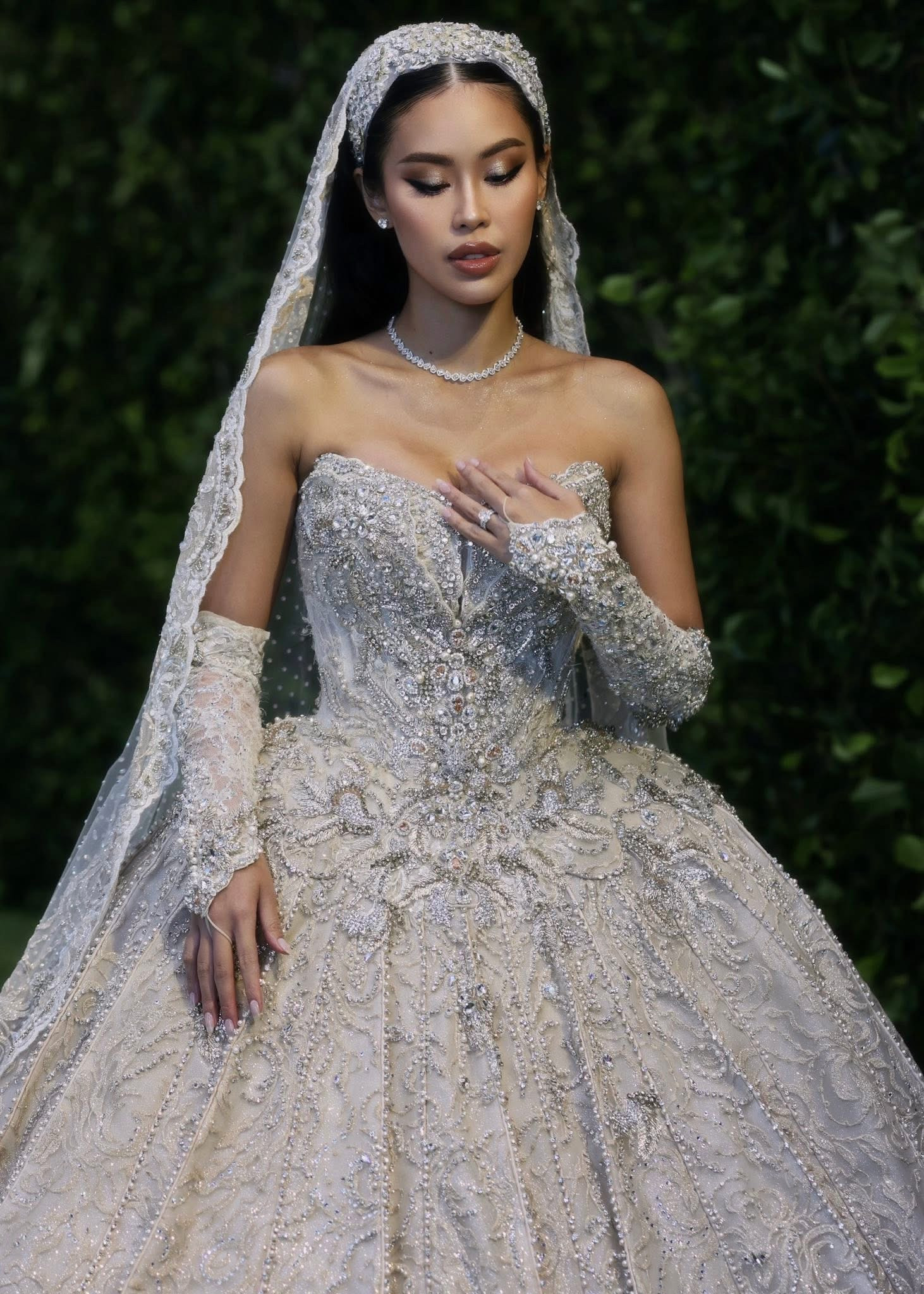 Hai chiếc đầm đắt đỏ nhất trong đám cưới của con gái cựu mỹ nhân màn bạc Thuỷ Tiên - Ảnh 4.