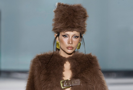 Như chưa hề có 'cuộc sinh nở' nào, Võ Hoàng Yến sải bước trên sàn catwalk khoe vòng eo phẳng mịn