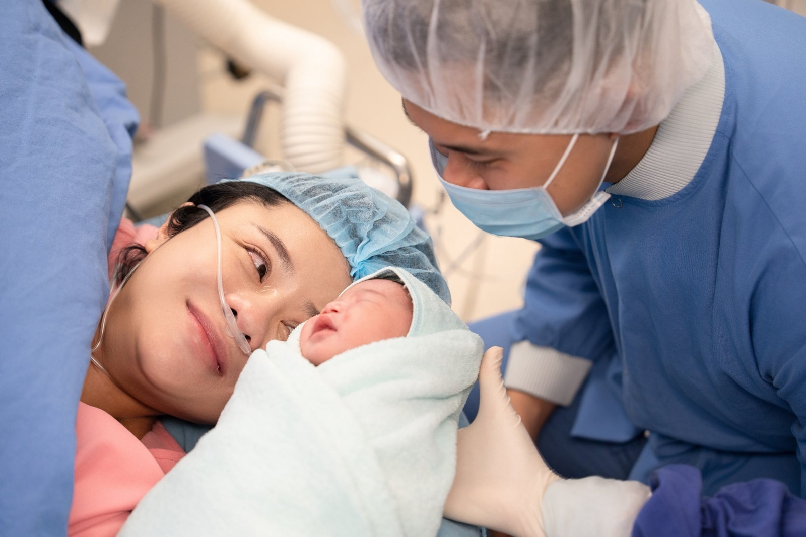 Thái Trinh sinh con đầu lòng với chồng thiếu gia kém 6 tuổi