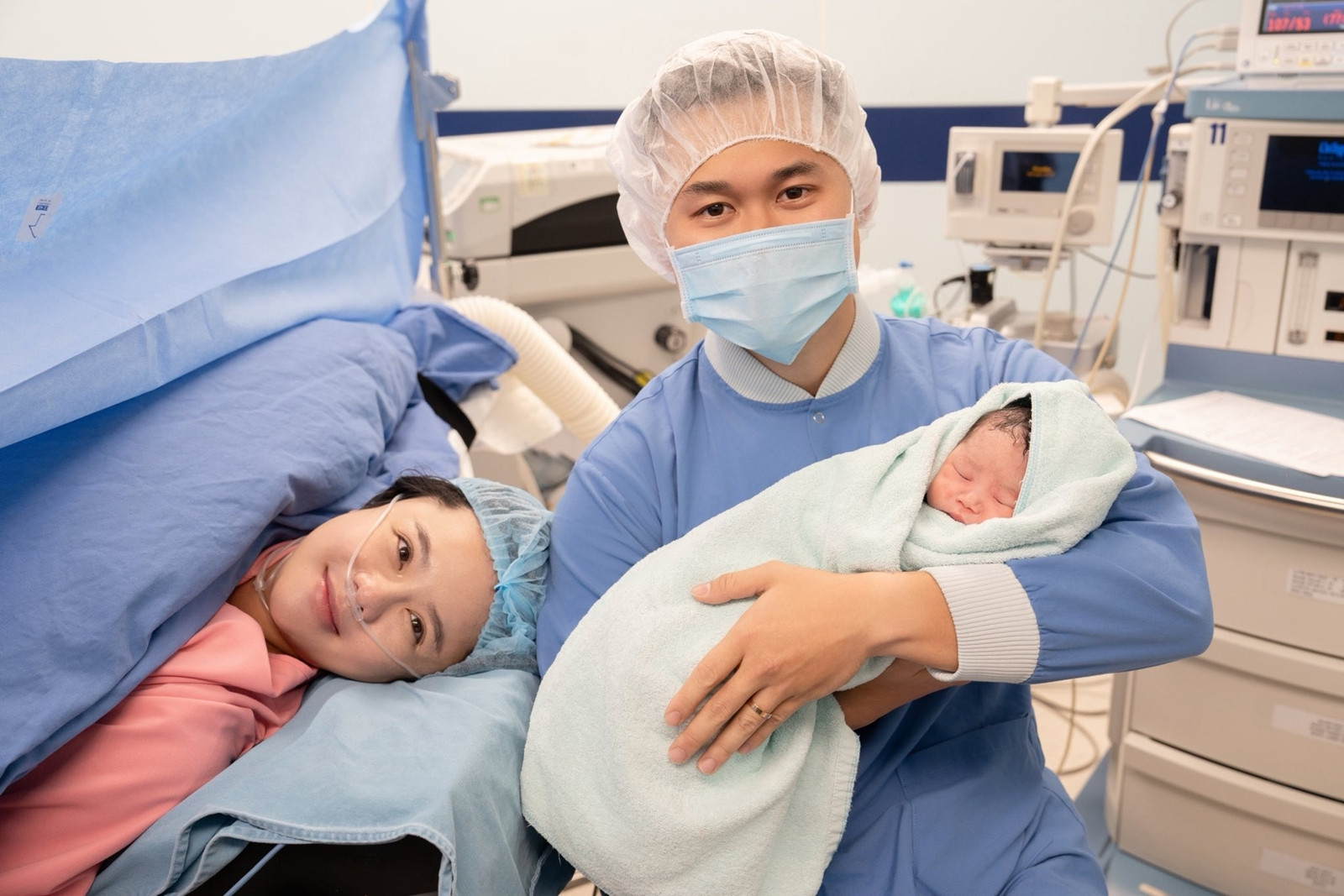 Thái Trinh sinh con đầu lòng với chồng thiếu gia kém 6 tuổi