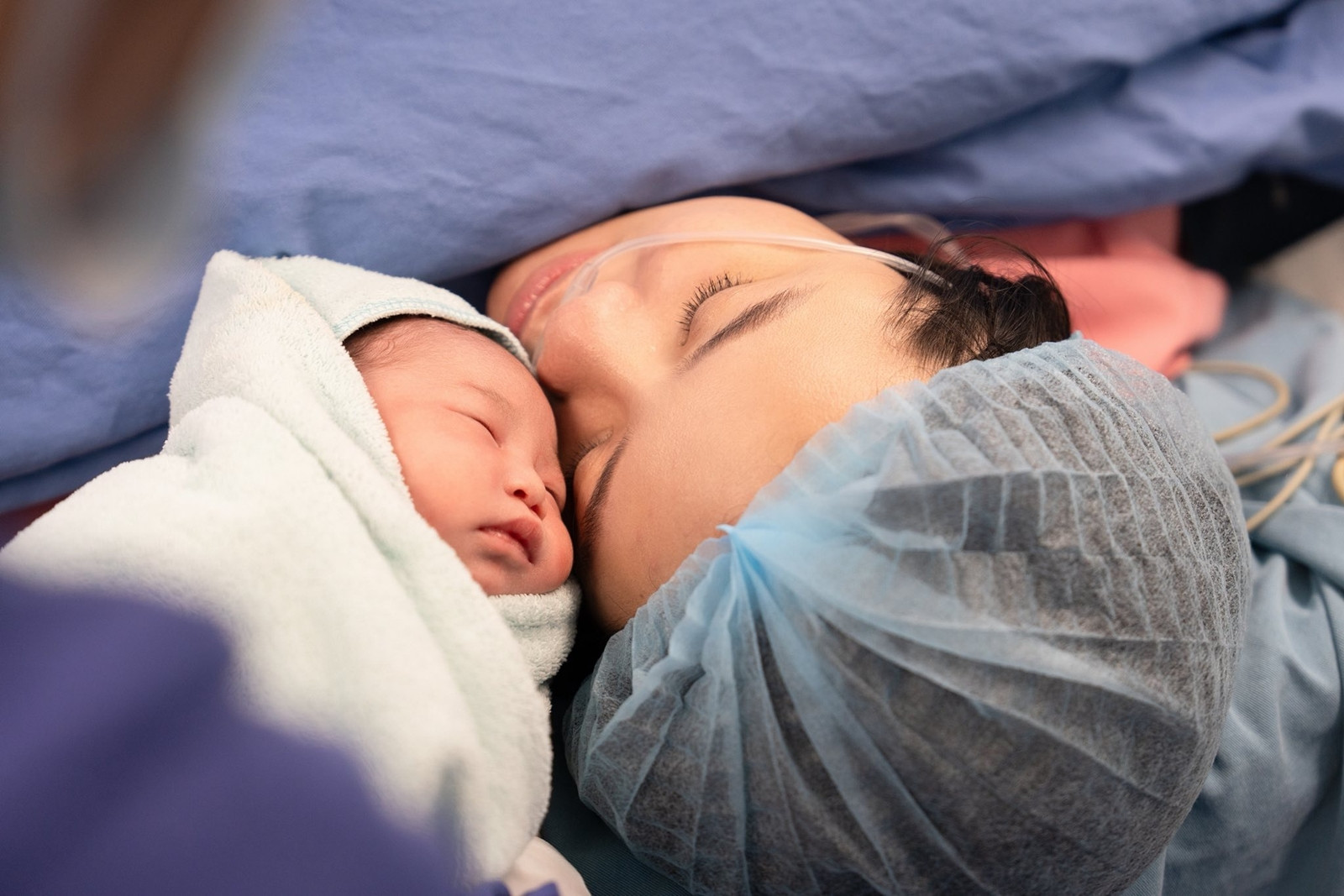 Thái Trinh sinh con đầu lòng với chồng thiếu gia kém 6 tuổi