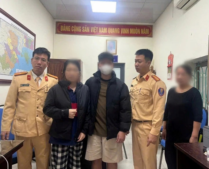 Bà H. được gia đình đến tiếp nhận, đưa về chăm sóc.