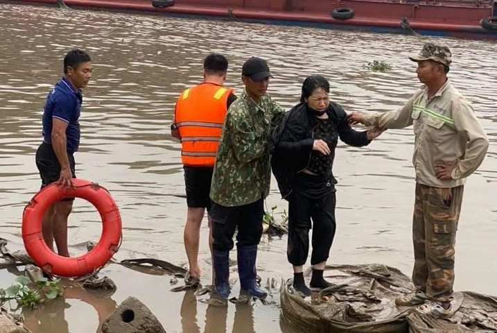 Cảnh sát lao xuống nước cứu người phụ nữ bị ung thư tự tử