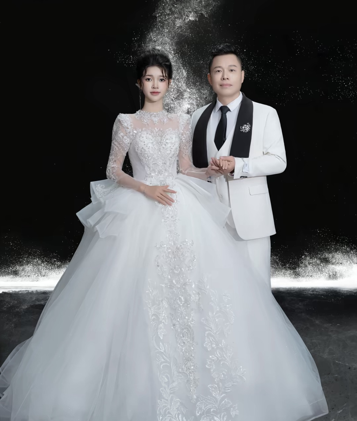 Tôn Bằng khoe ảnh cưới với vợ thứ 4 kém 26 tuổi